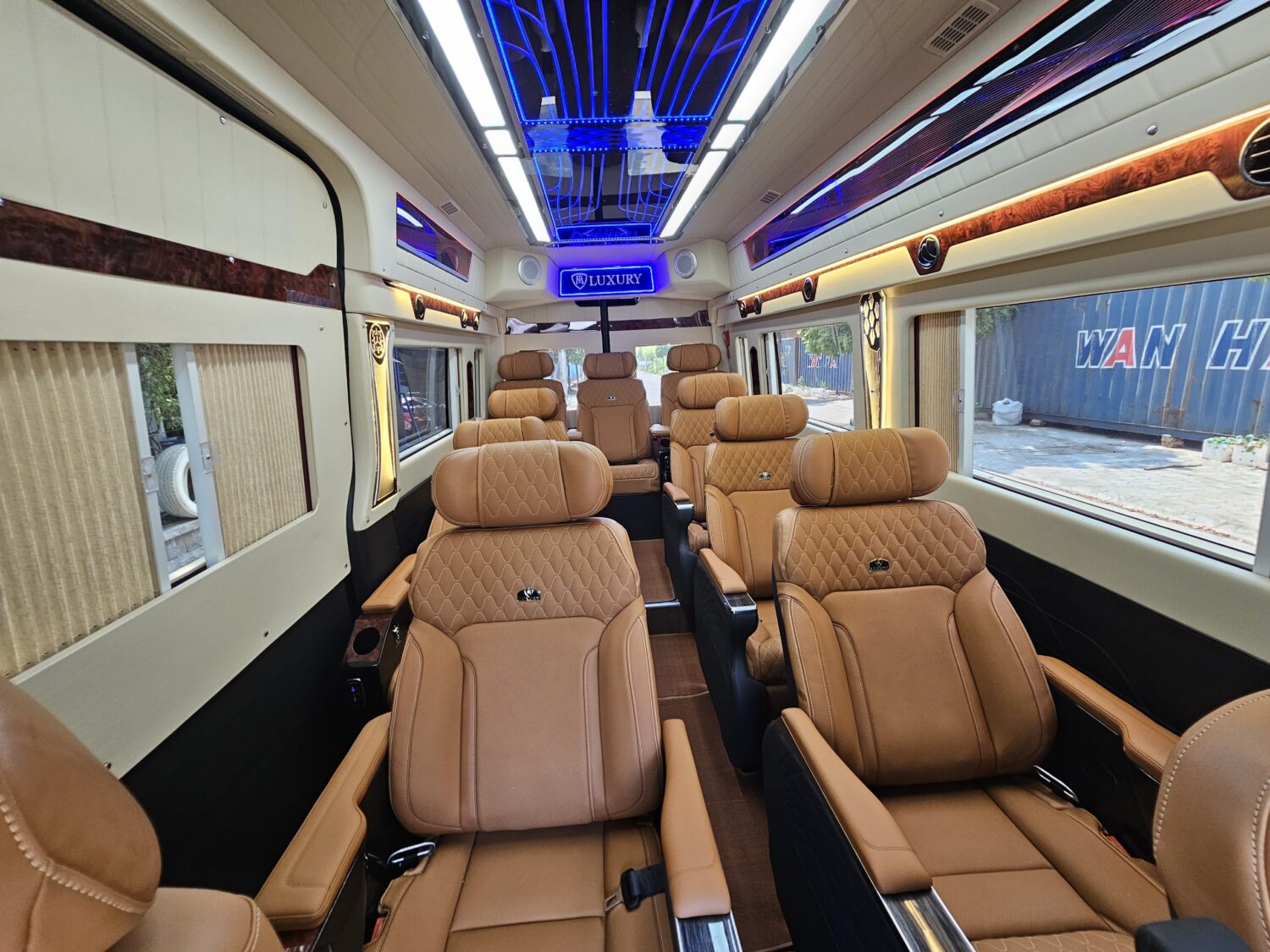 Solati limousine 12 chỗ