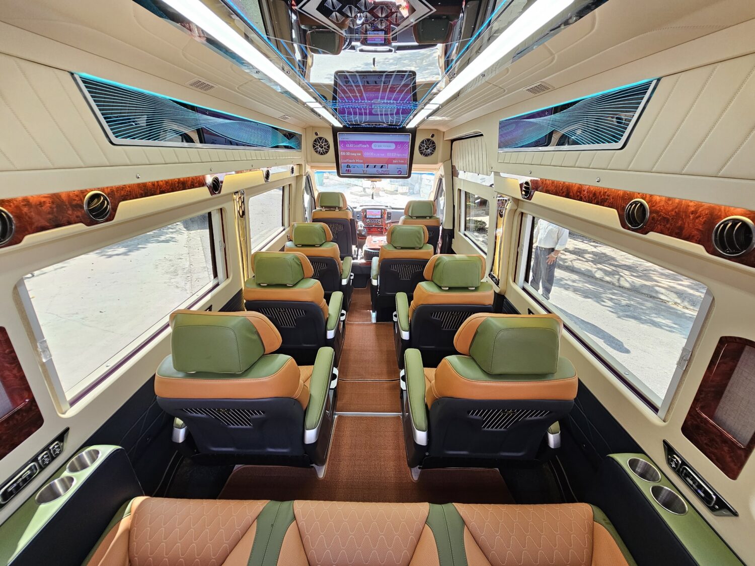 Solati limousine 12 chỗ