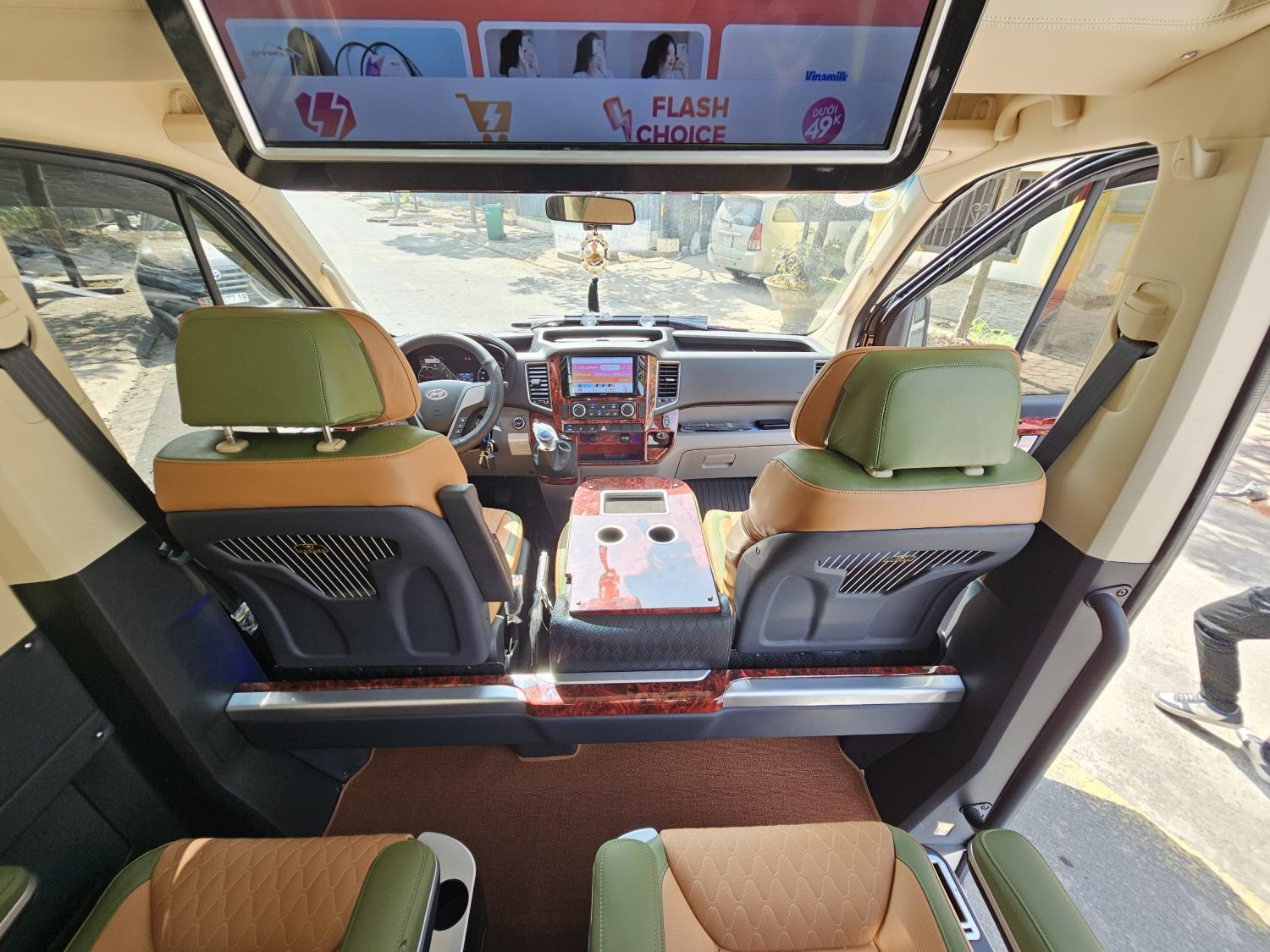 Solati limousine 12 chỗ