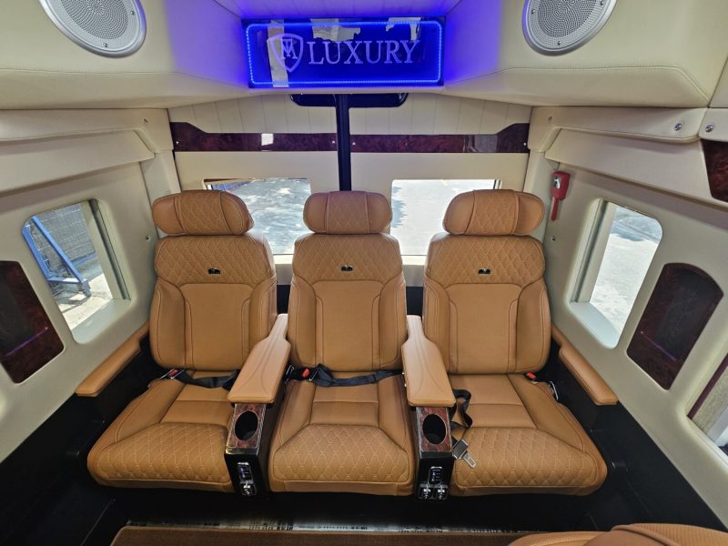 Solati limousine 12 chỗ