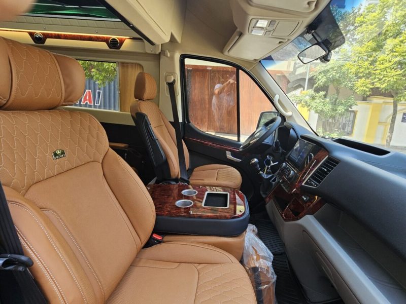 Solati limousine 12 chỗ