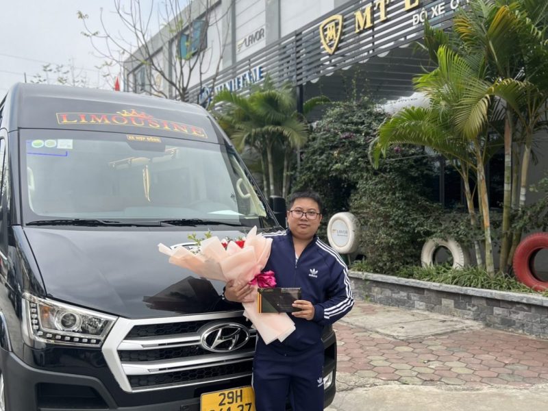 Solati limousine 12 chỗ